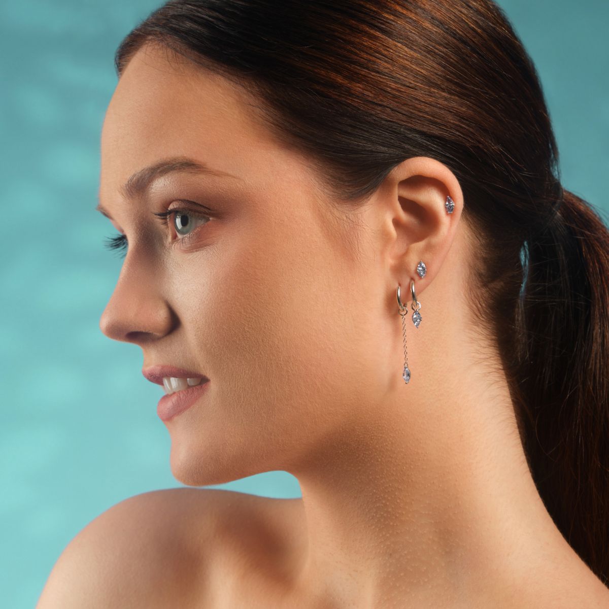 Piercing oreille argent et pierres bleues claires. Les Joyaux d'Auré